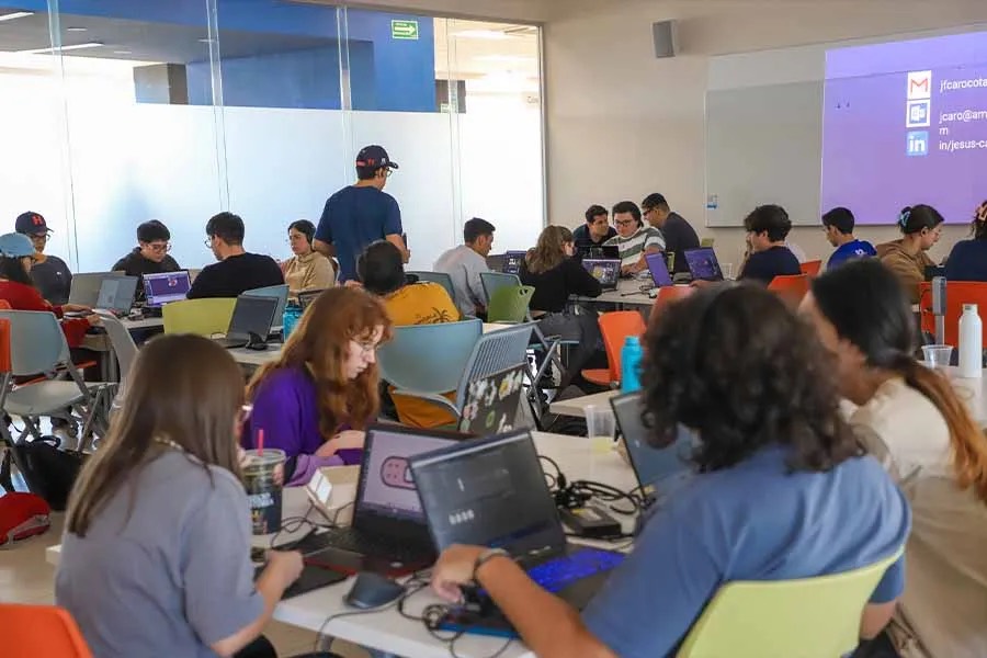 Participantes de Ludic Jam 2024 durante una plática en el Tec de Monterrey campus Sonora Norte