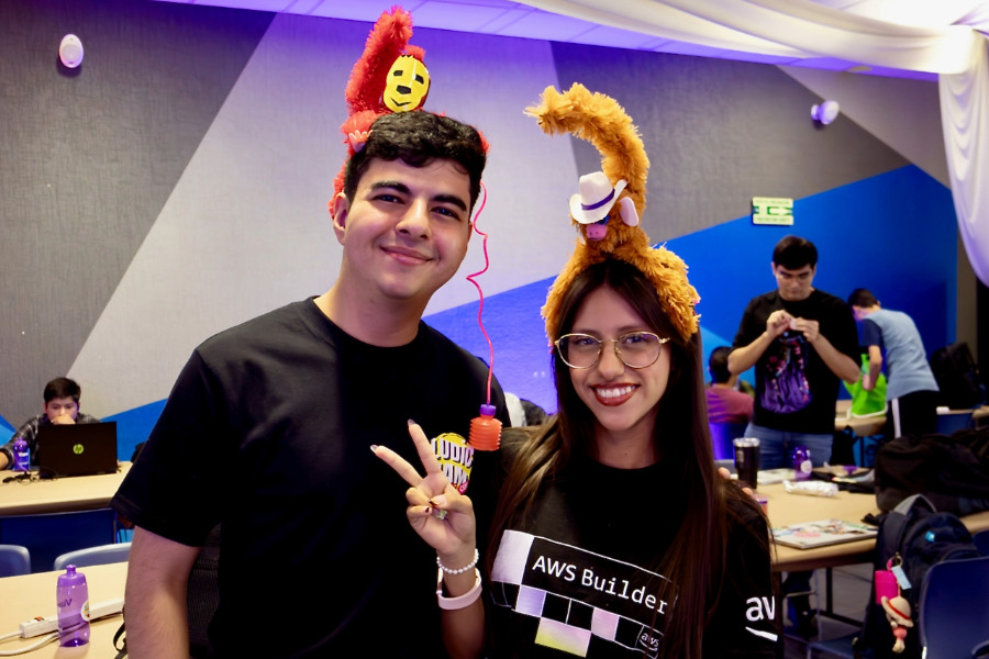 Dos participantes de Ludic Jam CUU 2026 sonríen en el salón del hackatón